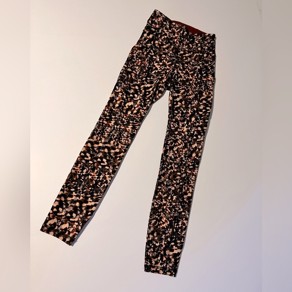 Lululemon Invigorating Leggings - Picture 3 of 9